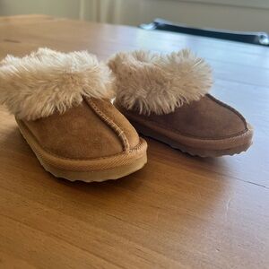 Toddler Cat & Jack piper slipper size 5